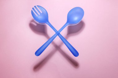 Pembe Arkaplanda Plastik Çatal ve Kaşık