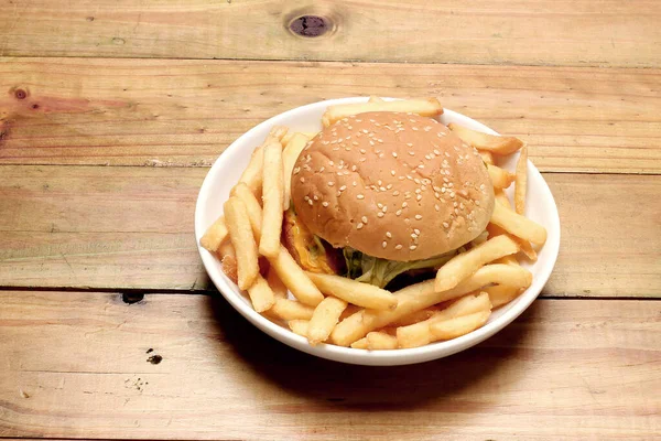 Burger Serem Bekonowym Frytki Drewnianym Tle — Zdjęcie stockowe