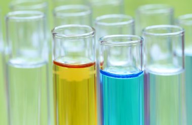 Bir araştırma laboratuvarında test tüpleri