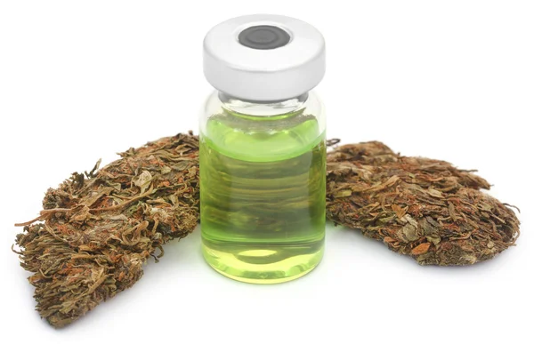 Cannabis medicinal con medicamento en un vial —  Fotos de Stock