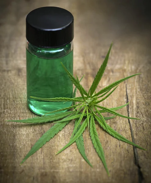 Medicinal cannabis leaves with oil — Stock Photo, Image