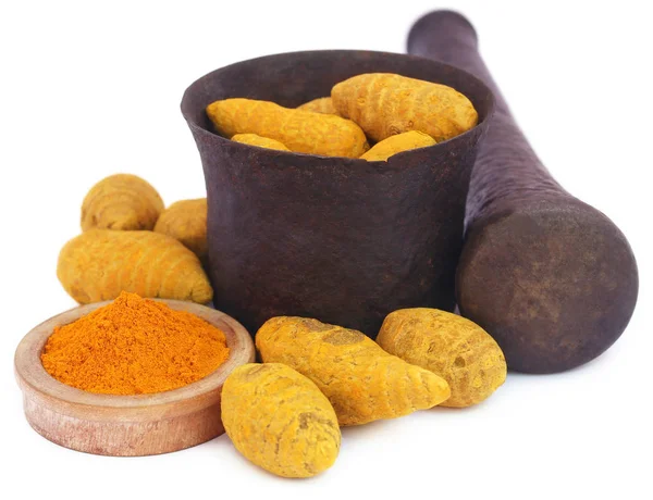 Curcuma intera e macinata con malta e pestello — Foto Stock