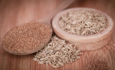 Bütün ile ezilmiş kimyon 