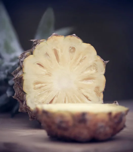 Nahaufnahme von geschnittenen Ananas — Stockfoto