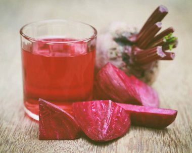 Cam suyu ile taze pancar