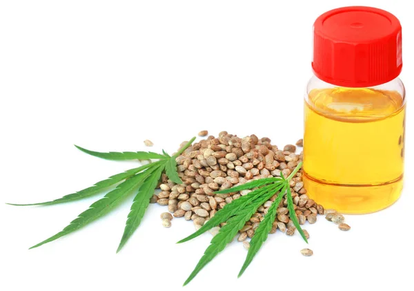 Semillas y hojas de Cannabis con aceite esencial —  Fotos de Stock