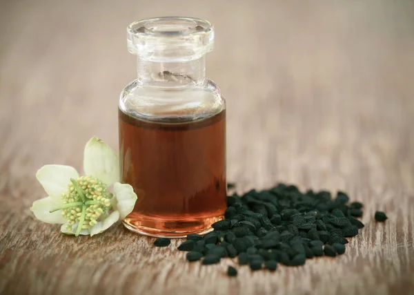 Bunga Negro dengan biji dan minyak esensial — Stok Foto