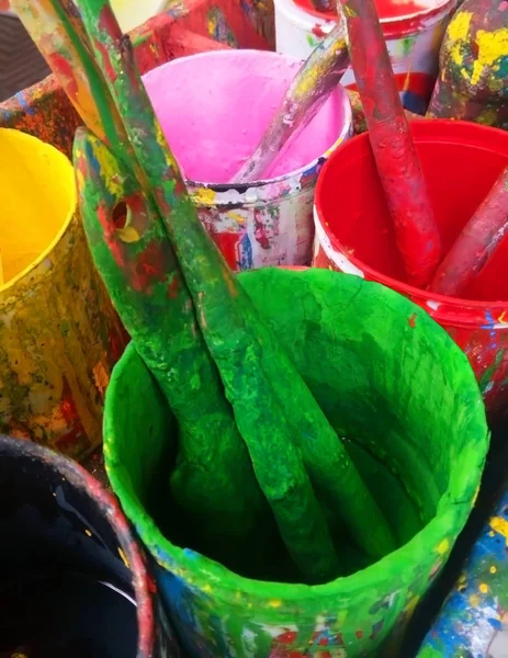 Escova de pintura usada com vasos de cores diferentes — Fotografia de Stock