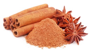 Yıldız anason ve zemin baharat ile aromatik biraz tarçın