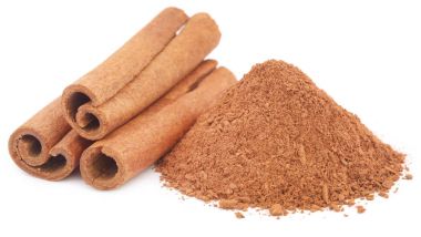 Bazı taze aromatik tarçın toz baharat ile