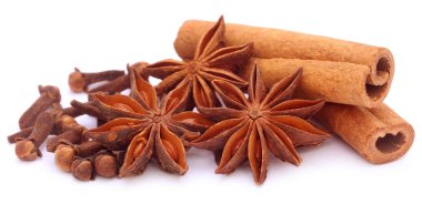 Yıldız anason ve karanfil ile aromatik biraz tarçın