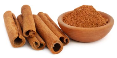 Bazı taze aromatik tarçın toz baharat ile demet