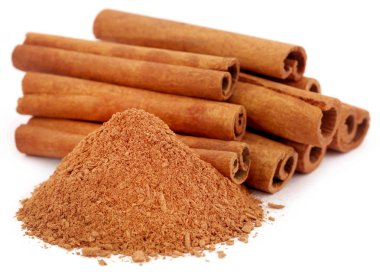 Bazı taze aromatik tarçın toz baharat ile demet