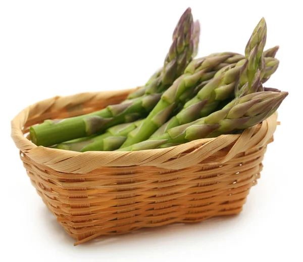 Asparagi freschi in un cesto — Foto Stock