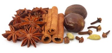 Yıldız anason ve diğer baharatlar ile aromatik tarçın
