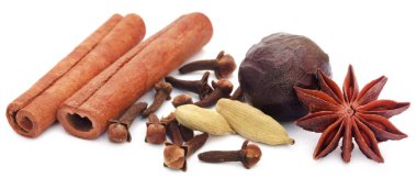 Yıldız anason ve diğer baharatlar ile aromatik tarçın