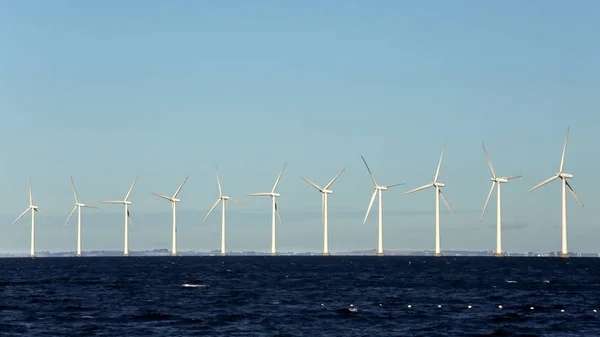 Fechar o moinho de vento offshore — Fotografia de Stock