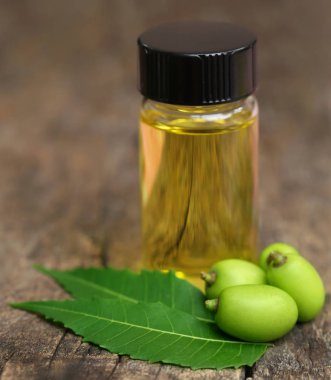 Tıbbi neem yaprağı esans ile