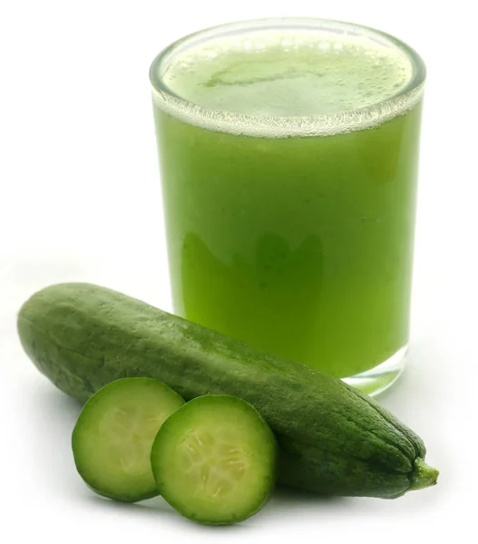 Свежий сок зеленого огурца — стоковое фото