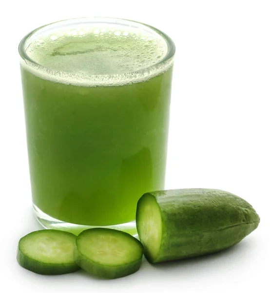 Vers sap van groene komkommer — Stockfoto