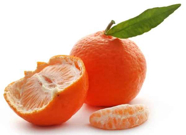 Fresh orange with green leaf — Stock Photo, Image