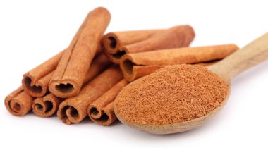 Taze kokulu tarçın toz baharat ile