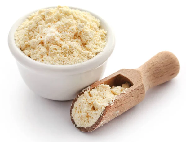 Gram mąki w misce i drewniana miarka — Zdjęcie stockowe