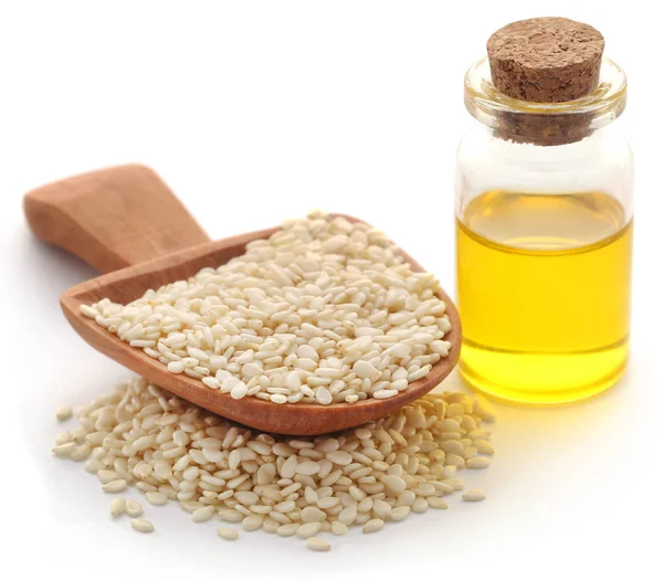 Loupaná Sezamová semínka s olejem — Stock fotografie