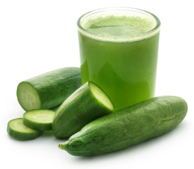 Yeşil salatalık taze meyve suyu