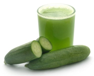 Yeşil salatalık taze meyve suyu