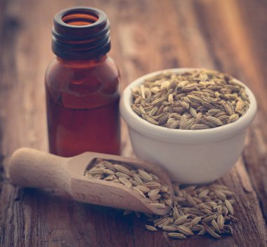 Rezene tohum önemli petrol bir şişe ile