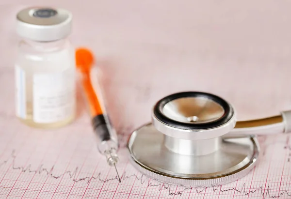 Syringe vial on electrocardiograph — Stock Photo, Image