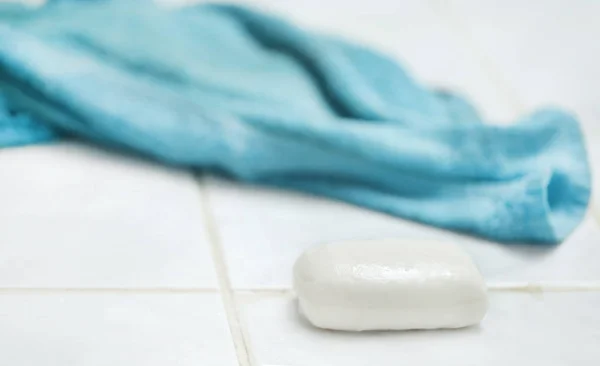 Seife und Tuch zum Waschen — Stockfoto