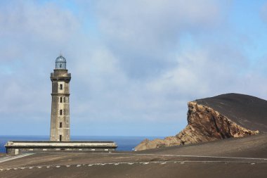  Azores Faial Adası'nın Batı kıyısında deniz feneri. Portekiz