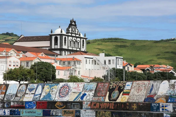 Il centro di Horta e il suo porto turistico dell'Arcipelago delle Azzorre, Portogallo — Foto Stock