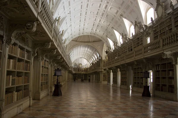 A biblioteca rococó do Palácio de Mafra. Portugal — Fotografia de Stock