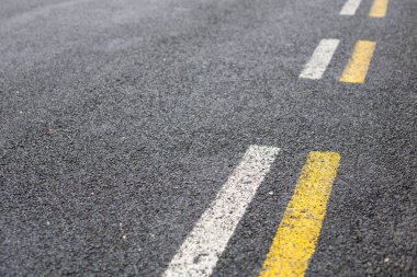 Beyaz ve sarı paralel yol çizgileri