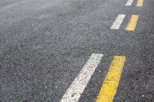 Linhas de estrada paralelas em branco e amarelo — Fotografia de Stock