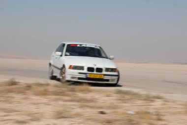 Yarış pistinde ve çölün yollarında arabalar 