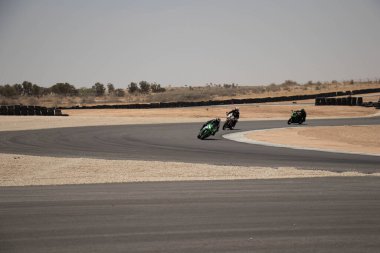 Antrenman gününde bir yarış pistinde motosiklet yarışı 