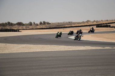 Antrenman gününde bir yarış pistinde motosiklet yarışı 