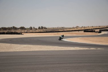 Antrenman gününde bir yarış pistinde motosiklet yarışı 