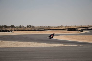 Antrenman gününde bir yarış pistinde motosiklet yarışı 