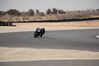 Antrenman gününde bir yarış pistinde motosiklet yarışı 