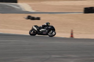 Antrenman gününde bir yarış pistinde motosiklet yarışı 