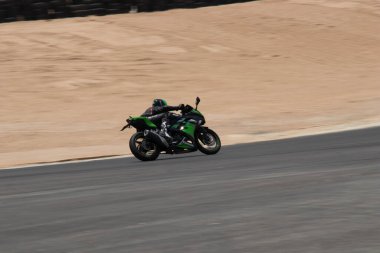 Antrenman gününde bir yarış pistinde motosiklet yarışı 