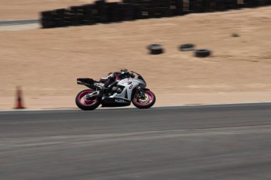 Antrenman gününde bir yarış pistinde motosiklet yarışı 