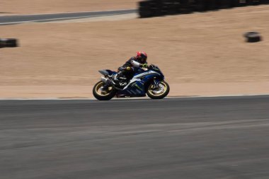 Antrenman gününde bir yarış pistinde motosiklet yarışı 