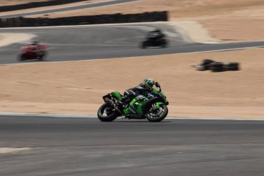 Antrenman gününde bir yarış pistinde motosiklet yarışı 