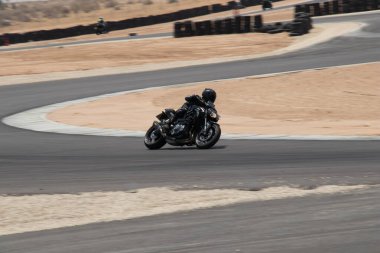 Antrenman gününde bir yarış pistinde motosiklet yarışı 